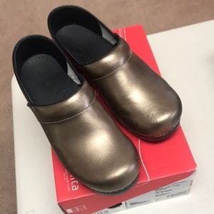 Sanita Professional Bronze leather clogs, size 38